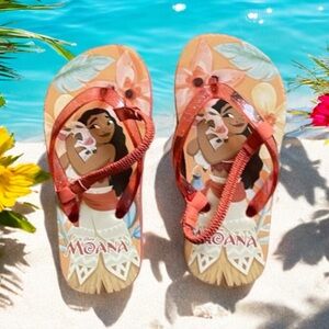 NWOT. Moana Disney Princess Sandal. Large size 9/10. Stretchy straps.